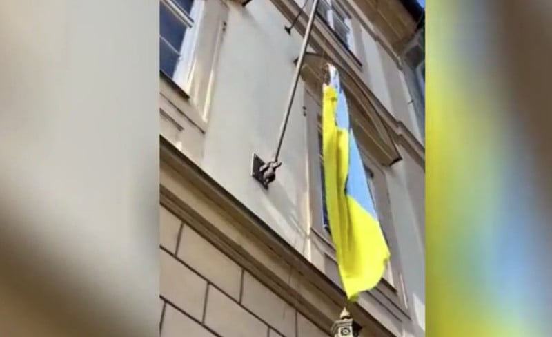 Češka skida ukrajinsku zastavu s parlamenta: simboličan kraj ere bezuvjetne podrške Kijevu i početak nove politike