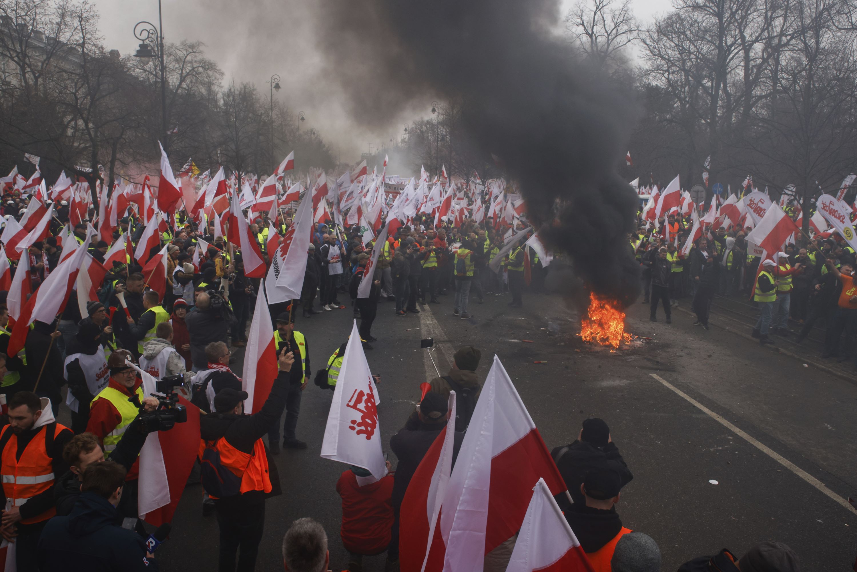 Pobuna europskih poljoprivrednika eskalira na istoku: Nakon žestokih sukoba s policijom u Varšavi prosvjednici poručili da će "potpuno zaustaviti Poljsku"