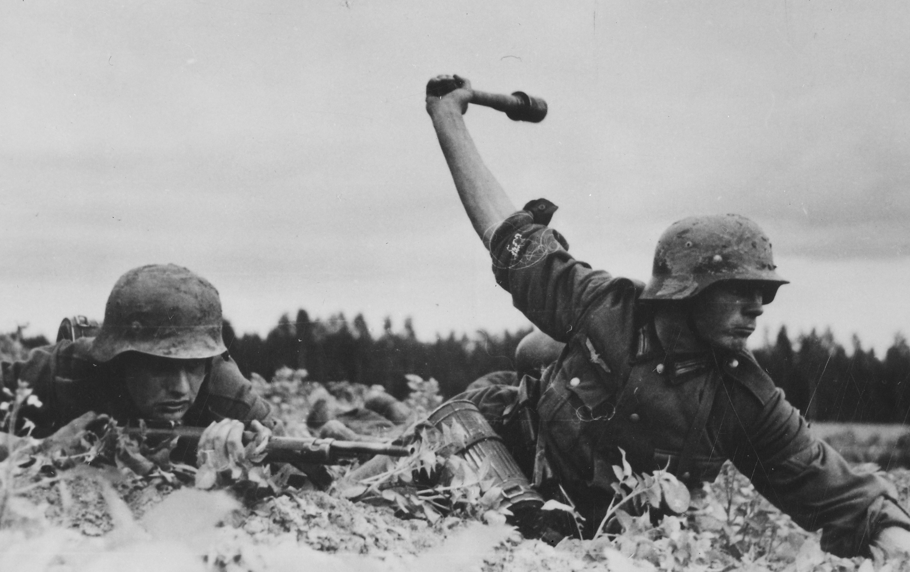 Кидай фотографию. Солдат вермахта с гранатой м 39. Снимки солдат вермахта в бою. Вермахт 1941 Восточный фронт.