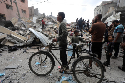 Rat u Gazi, 223. dan: Civili iz Rafaha bježe u razrušeni grad Khan Younis, petero izraelskih vojnika ubijeno u prijateljskoj vatri, Netanyahu priznao da postoje "neslaganja" sa SAD-om, ali čvrsto je pri stavu da će se ofenziva na Rafah nastaviti