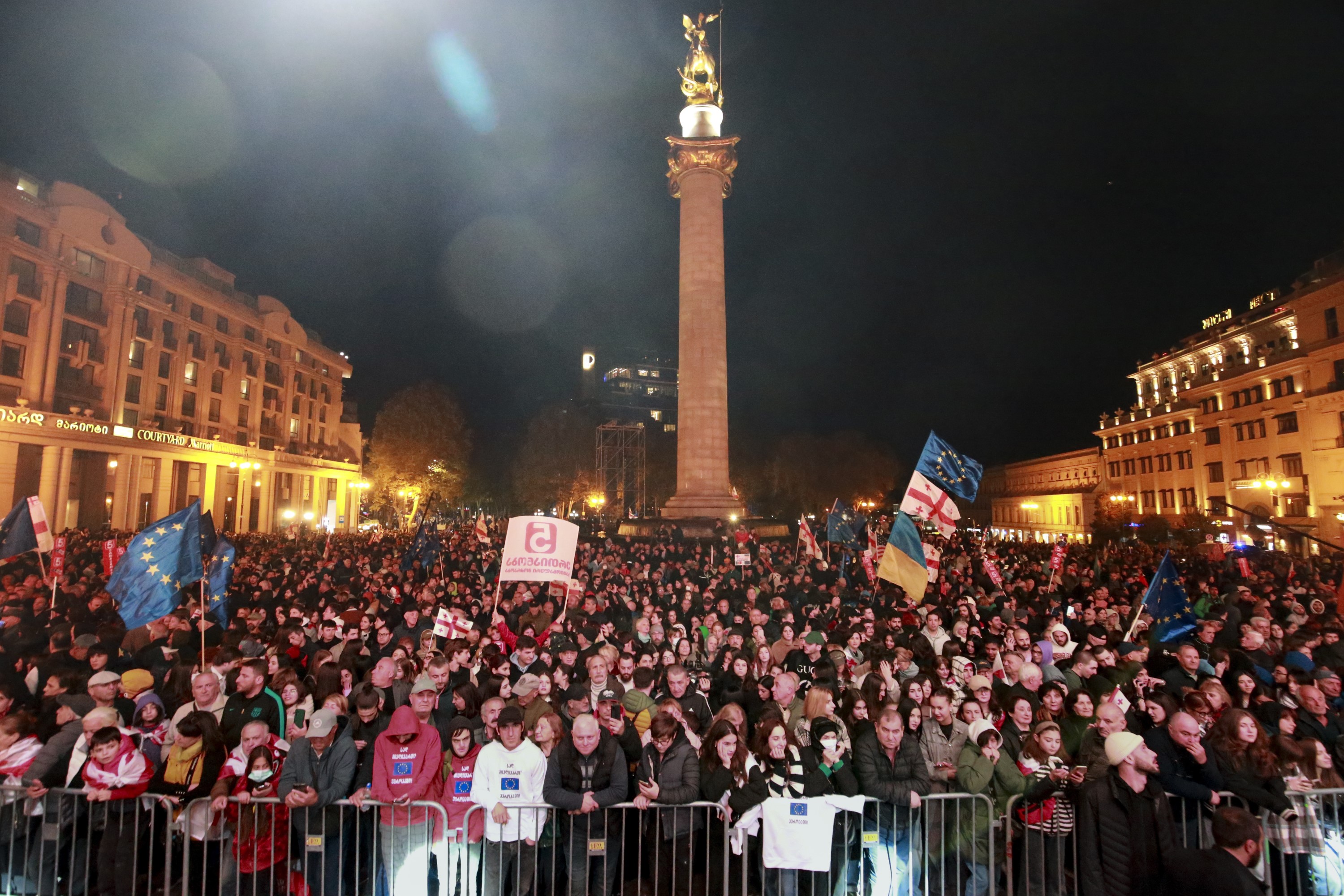 Izbori koji će odrediti Gruziju: Putem Istoka ili Zapada? Skupovi su veliki s obje strane, a retorika postaje sve oštrija - lider vladajuće stranke u slučaju pobjede najavljuje zabranu opozicije zbog "zločina prema narodu"