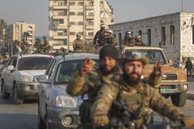 Situacija u Siriji: Pala je i Daraa na jugu zemlje, borci Hezbollaha stigli u Homs kako bi pomogli obrani, aktivirao se i ISIL na istoku, Iran i Irak najavili podršku sirijskim vlastima, vođa HTS-a po zapadnim medijima obećava "rušenje Assada"