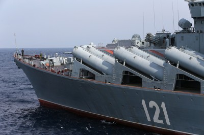 U trenutku eksplozije na "Moskvi" se nalazilo preko 500 mornara - ruska strana ističe kako će teško oštećeni brod odvući u luku, ukrajinska strana tvrdi da su ga oni pogodili raketama, SAD pak navodi kako nemaju dovoljno dokaza da bi to potvrdili